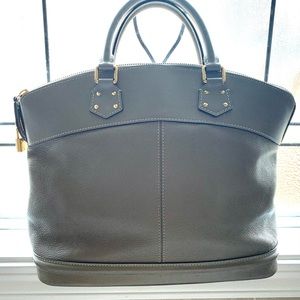 LOUIS VUITTON
Suhali Lockit MM